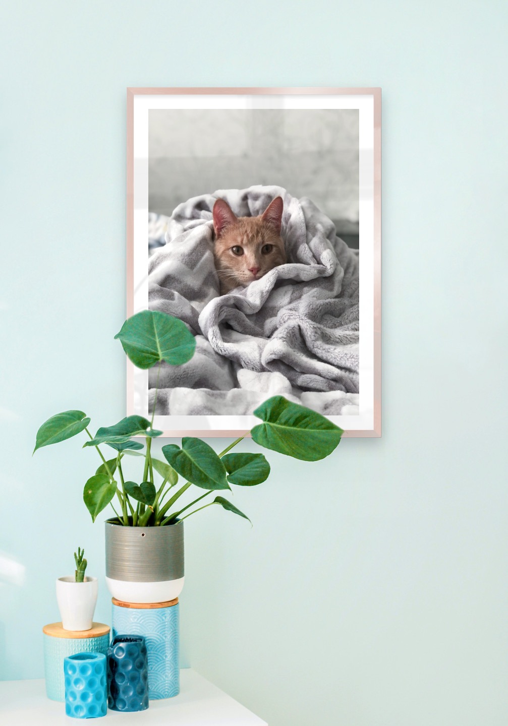 Gallery wall with picture frame in copper in size 50x70 with print "Cat in felt"