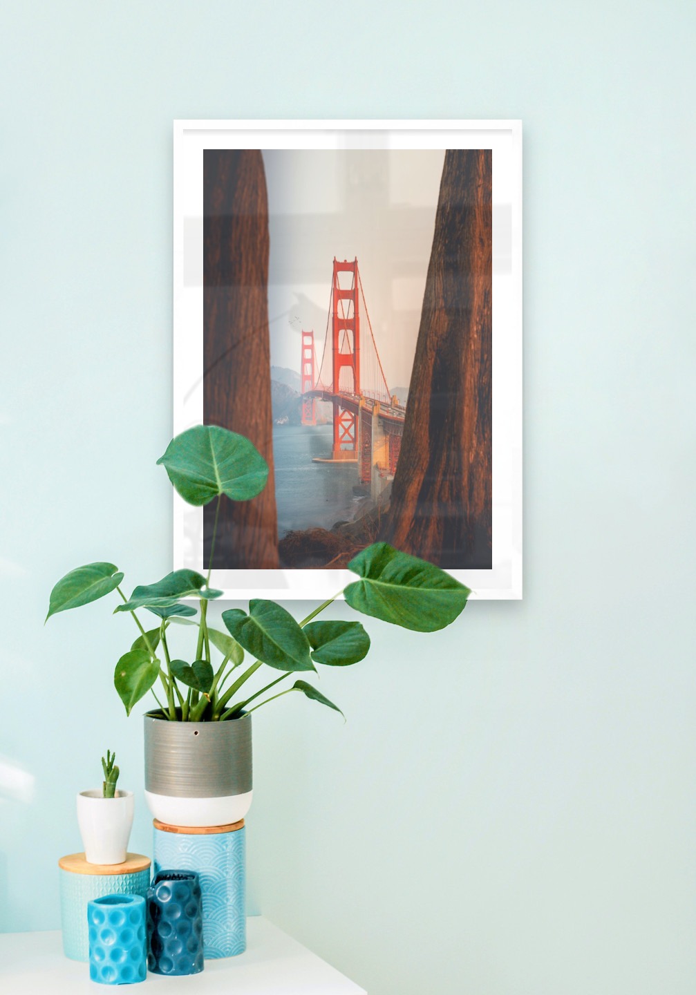 Gallery wall with picture frame in white in size 50x70 with print "Golden Gate Bridge"