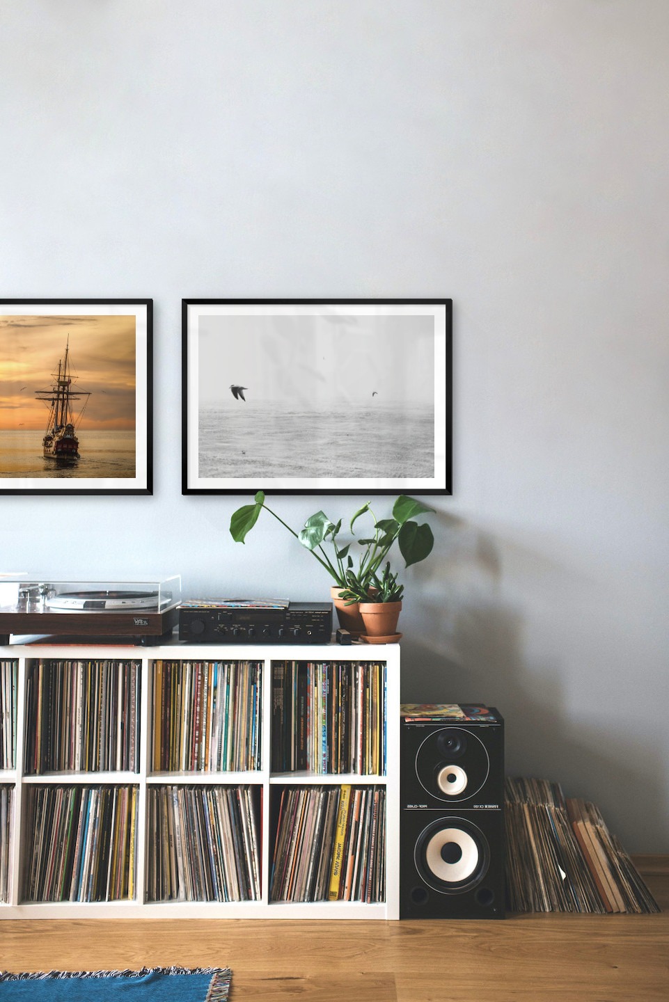 Gallery wall with picture frames in black in sizes 50x70 with prints "Ships at sea" and "Birds over the sea"
