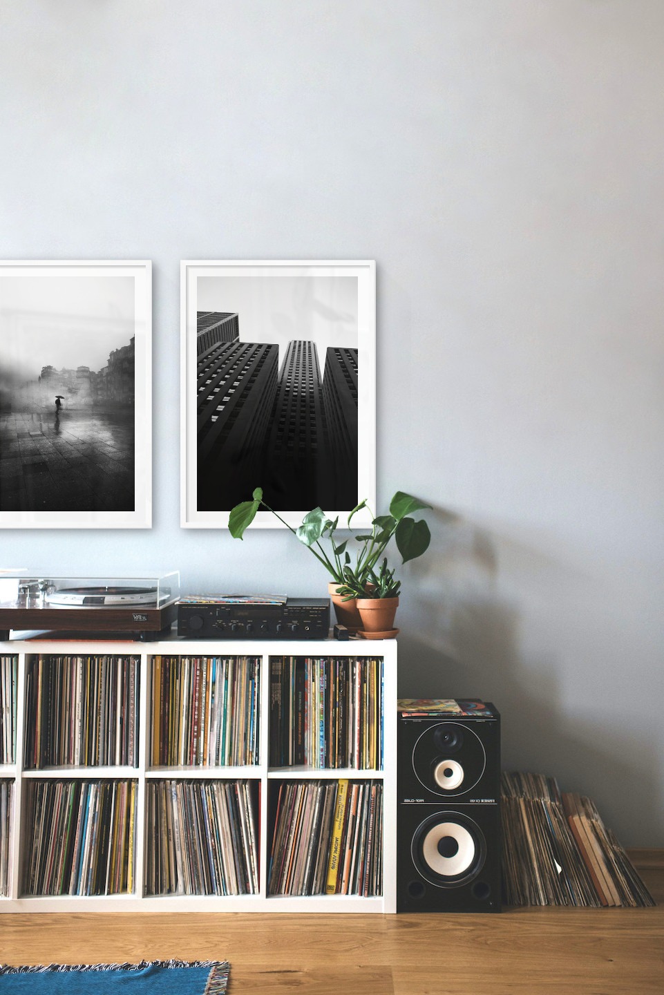 Gallery wall with picture frames in white in sizes 50x70 with prints "Rainy city" and "High buildings"