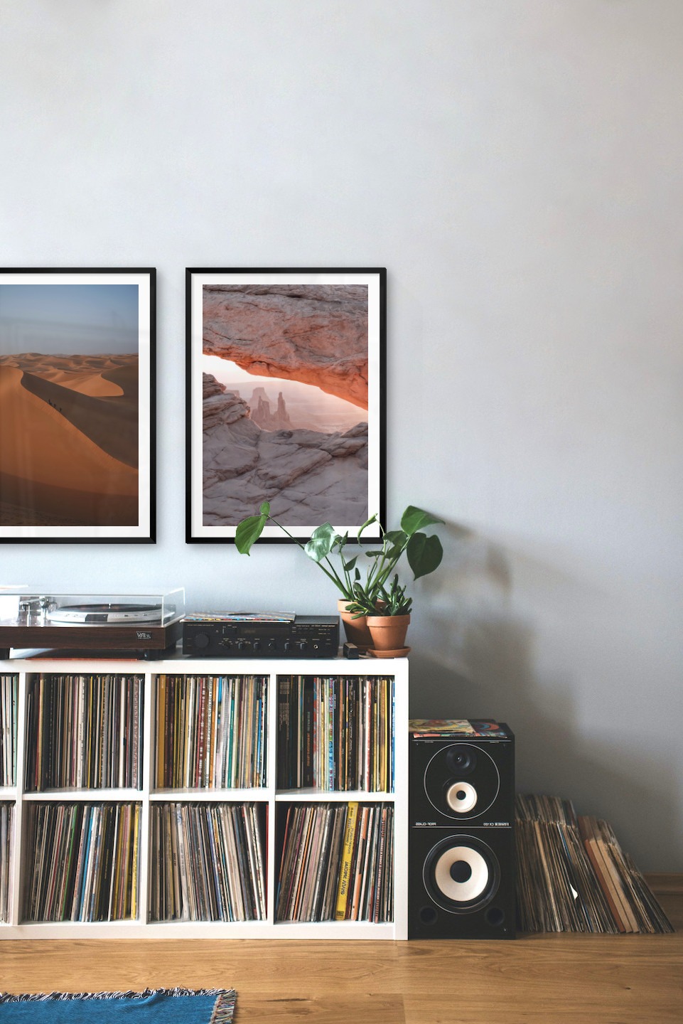Gallery wall with picture frames in black in sizes 50x70 with prints "Desert" and "View between cliffs"