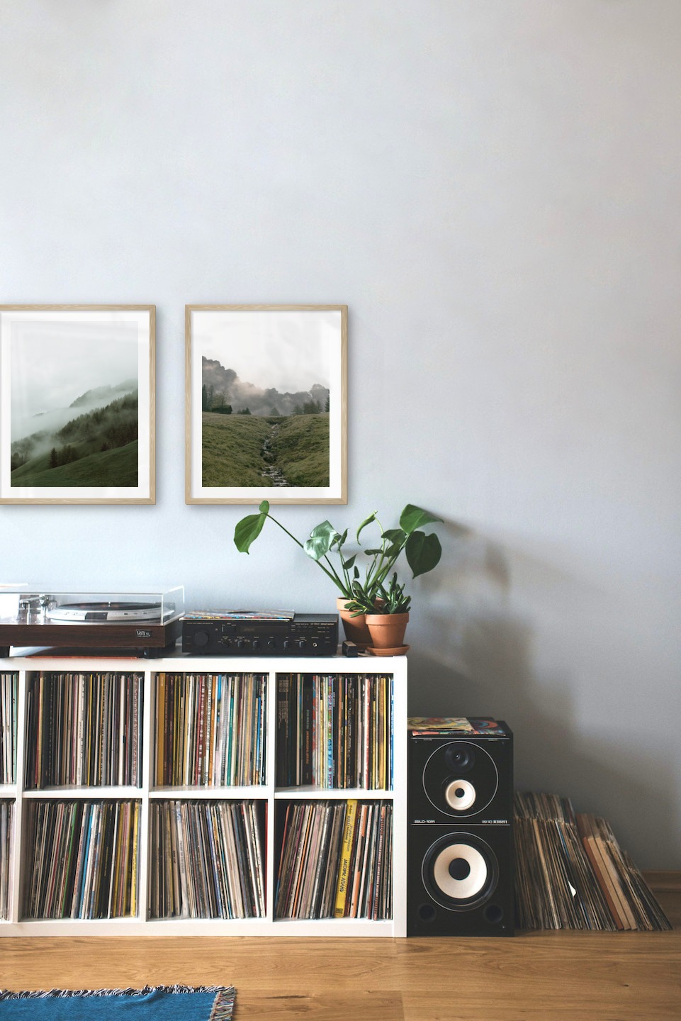 Gallery wall with picture frames in wood in sizes 40x50 with prints "Foggy slope" and "Green valley in front of mountains"