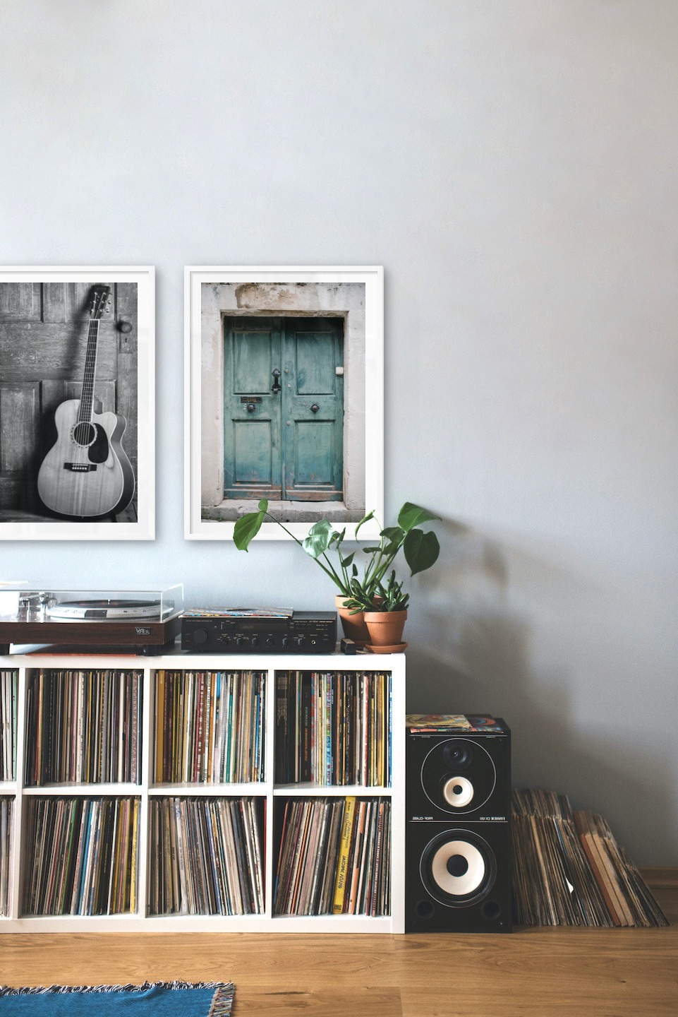 Gallery wall with picture frames in white in sizes 50x70 with prints "Guitar" and "Door"
