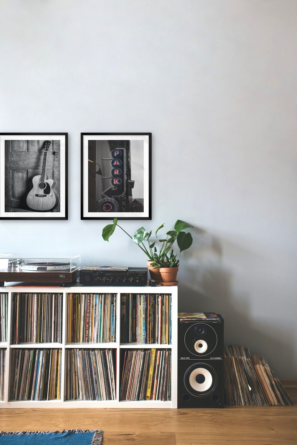 Gallery wall with picture frames in black in sizes 40x50 with prints "Guitar" and "Sign "Park""