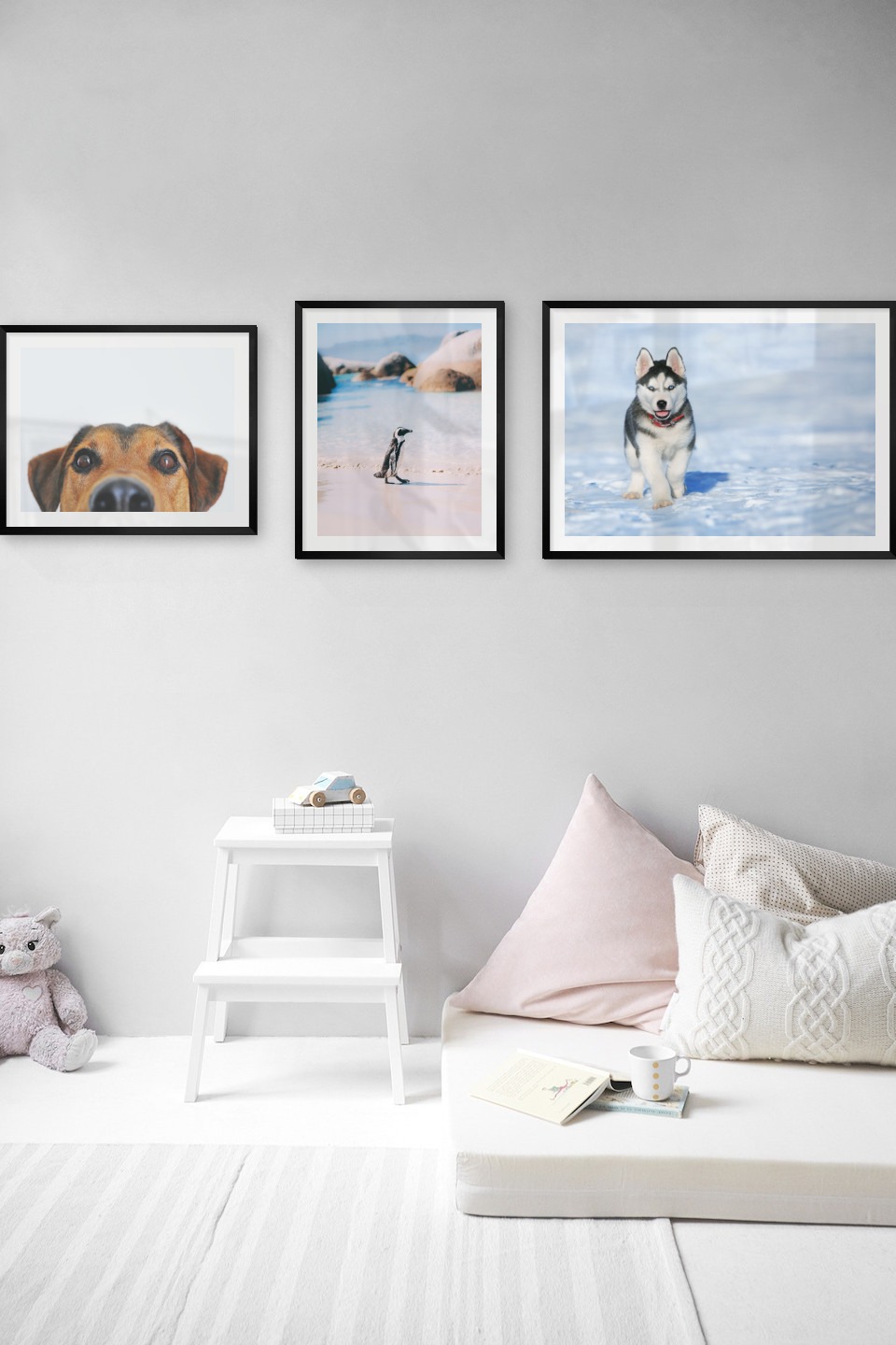 Gallery wall with picture frames in black in sizes 40x50 and 50x70 with prints "Hundnos", "Penguin on the beach" and "Husky"