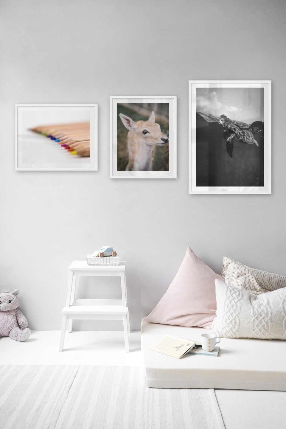 Gallery wall with picture frames in white in sizes 40x50 and 50x70 with prints "Pencils in different colors", "Deer" and "Turtle"