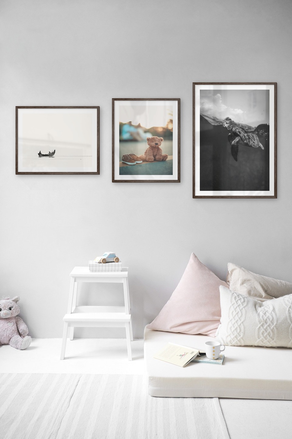 Gallery wall with picture frames in dark wood in sizes 40x50 and 50x70 with prints "People in boat", "Teddy bear on the street" and "Turtle"