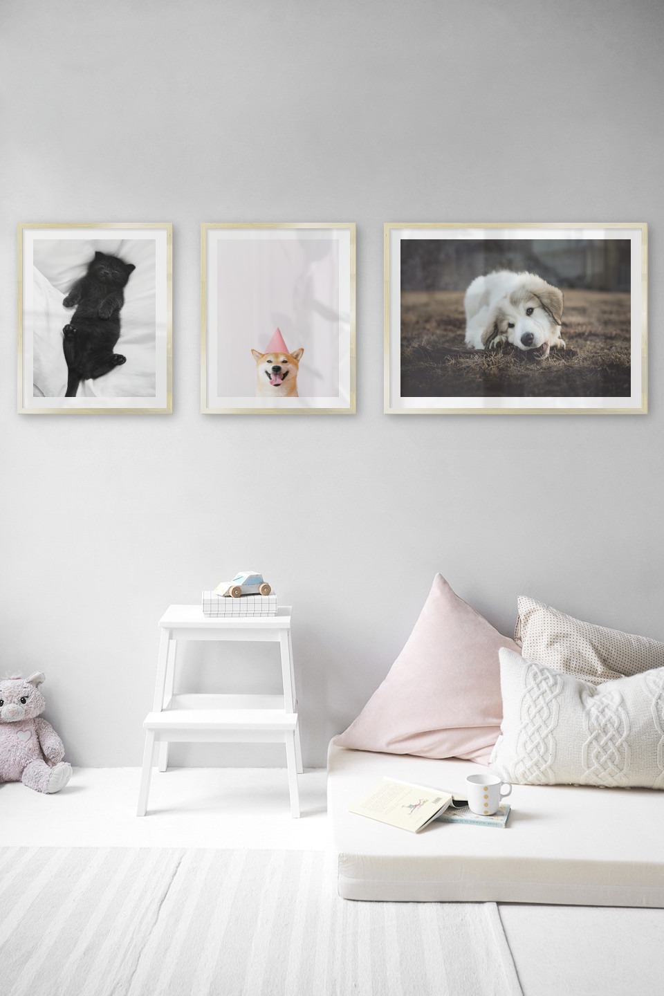 Gallery wall with picture frames in gold in sizes 40x50 and 50x70 with prints "Cat in bed", "Dog with pink hat" and "Dog chewing"