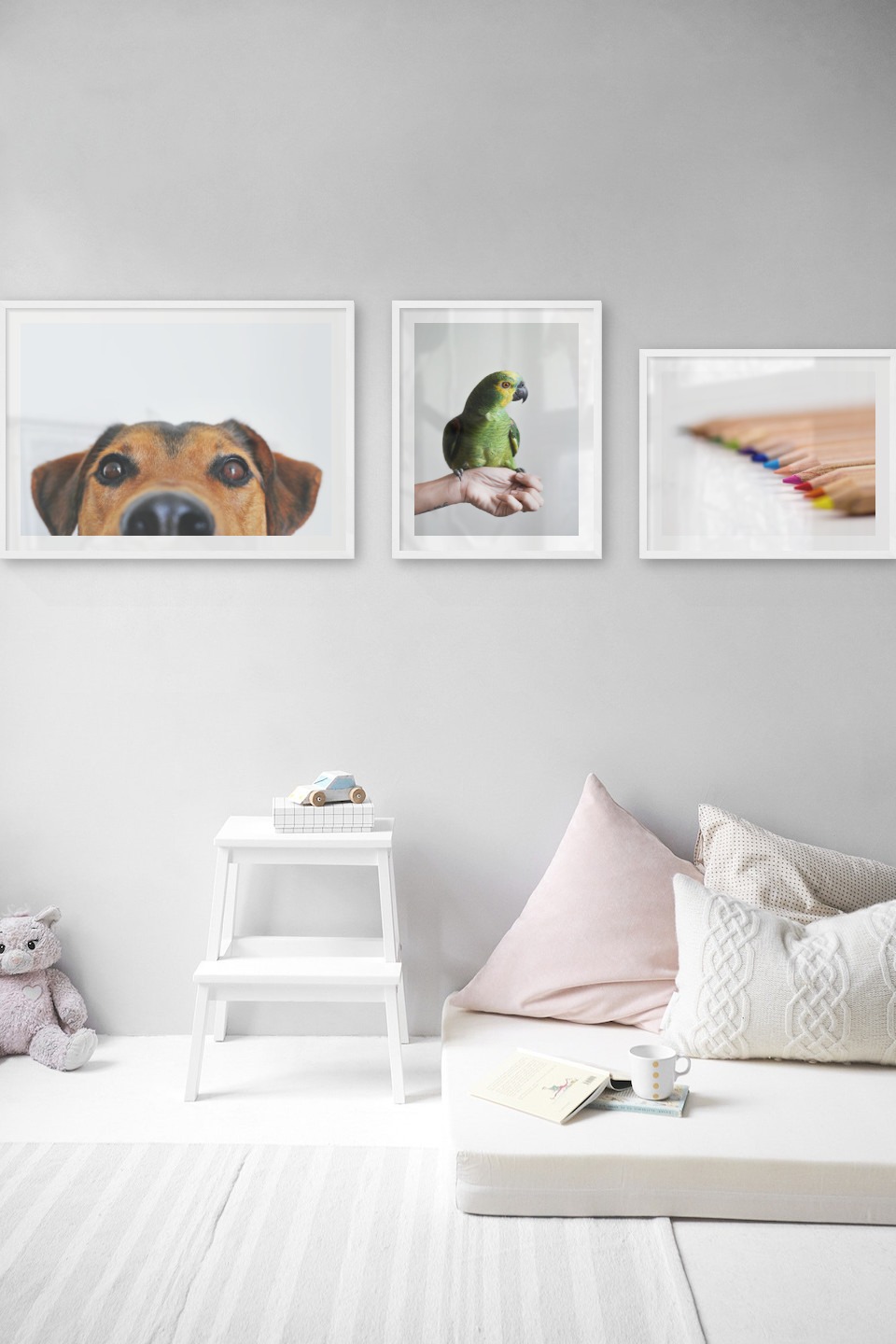 Gallery wall with picture frames in white in sizes 50x70 and 40x50 with prints "Hundnos", "Green parrot" and "Pencils in different colors"