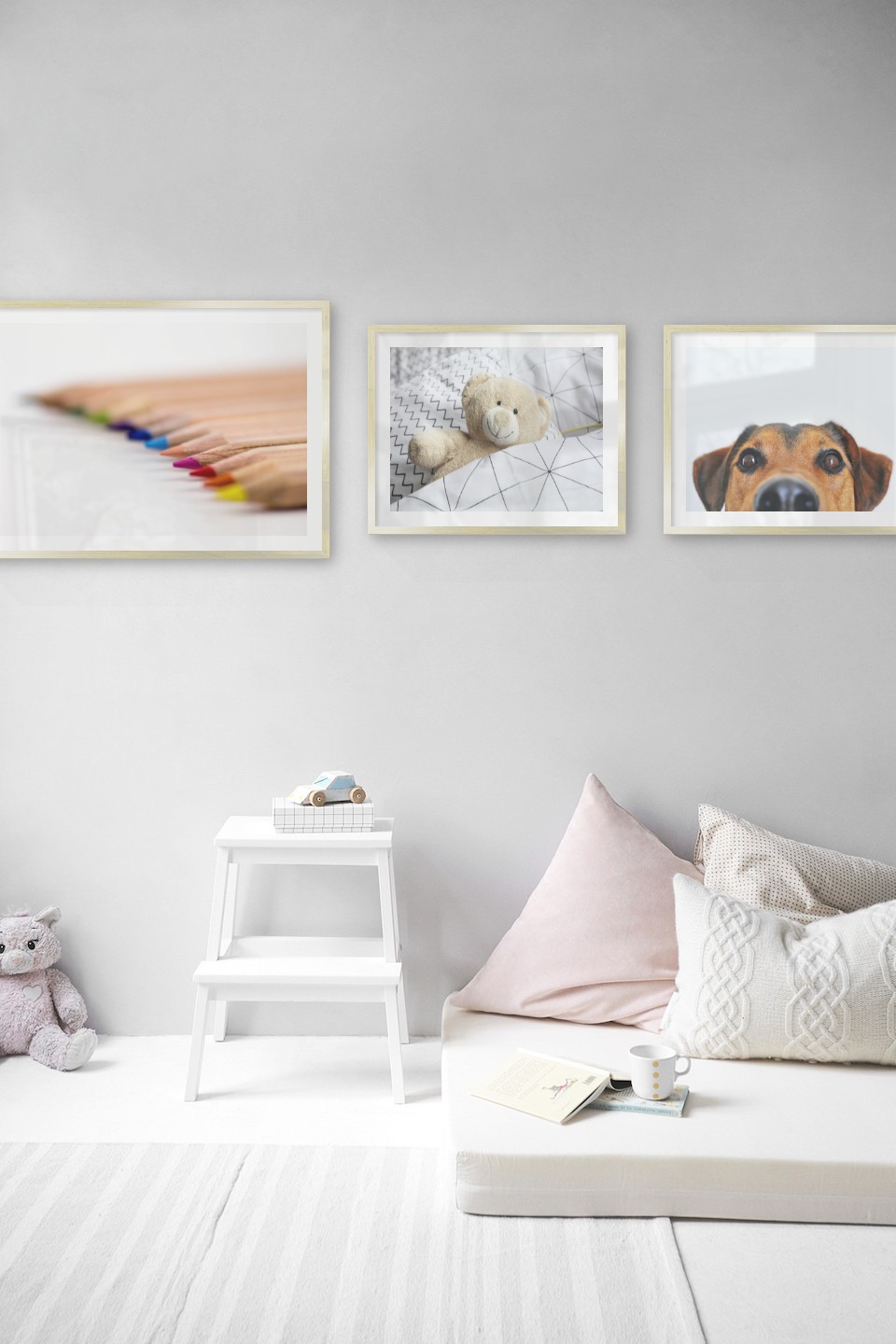 Gallery wall with picture frames in gold in sizes 50x70 and 40x50 with prints "Pencils in different colors", "Teddy bear in bed" and "Hundnos"