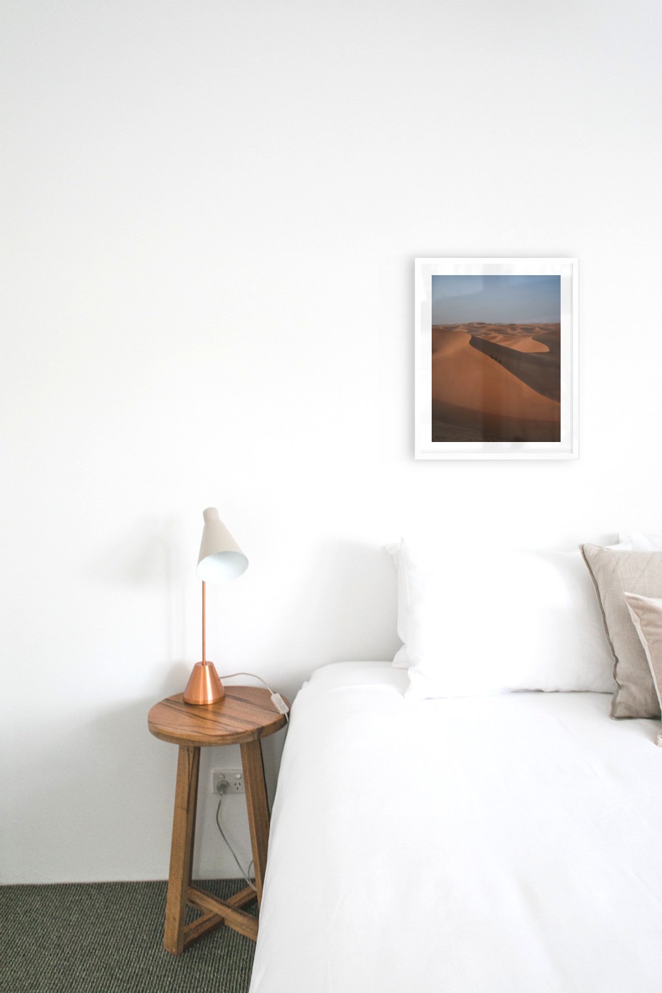 Gallery wall with picture frame in white in size 40x50 with print "Desert"