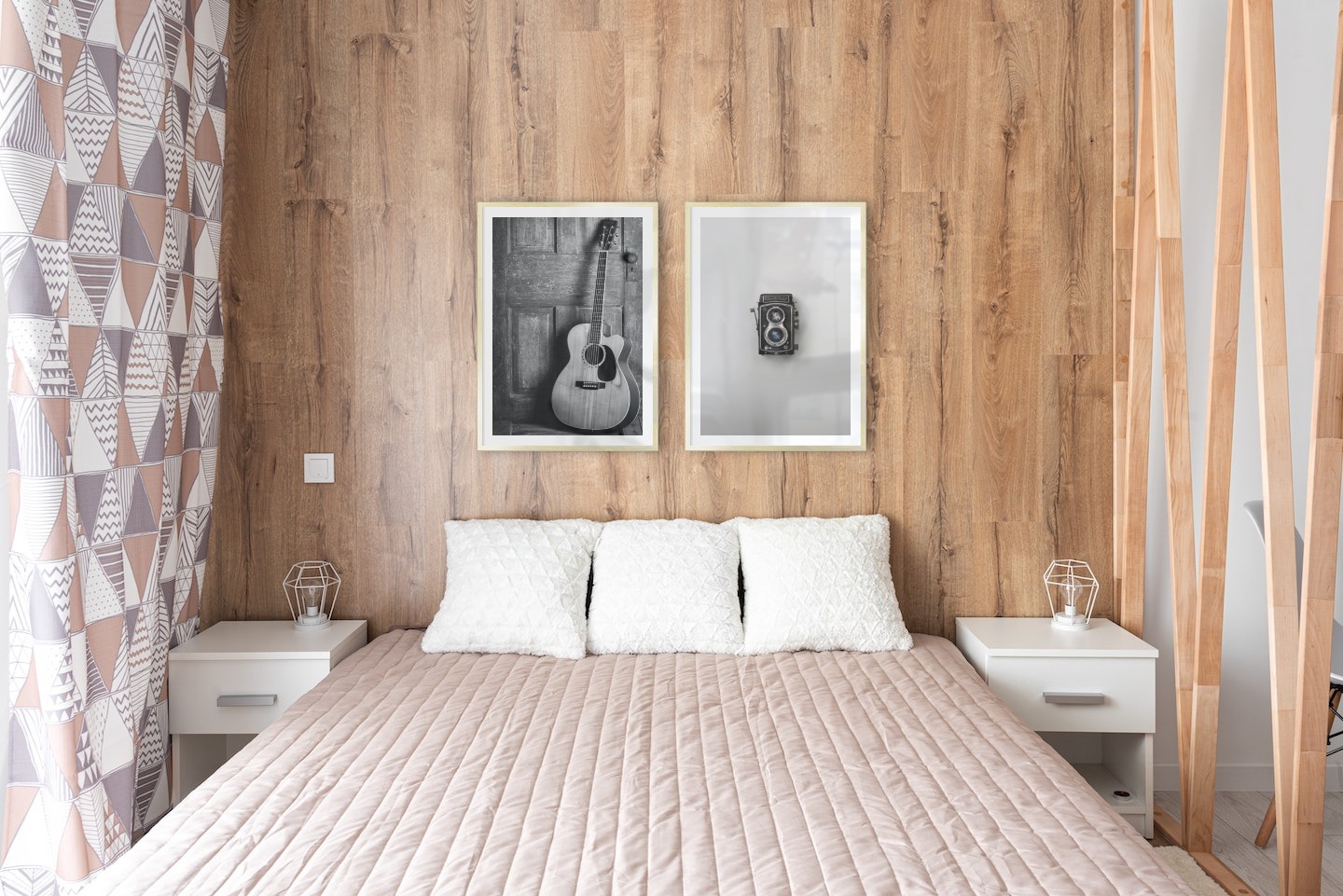 Gallery wall with picture frames in gold in sizes 50x70 with prints "Guitar" and "Camera"