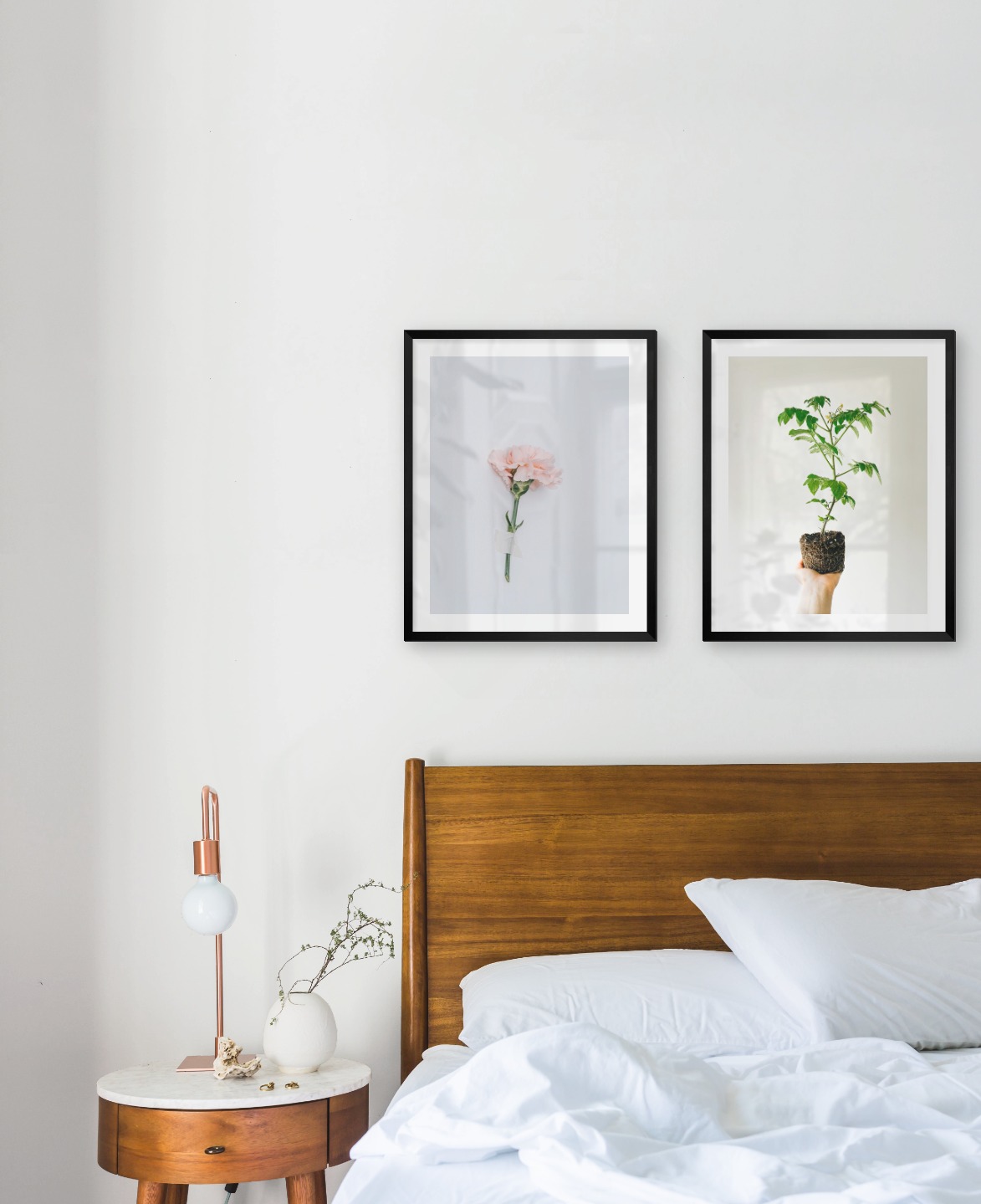 Gallery wall with picture frames in black in sizes 40x50 with prints "Pink flower" and "Plant"