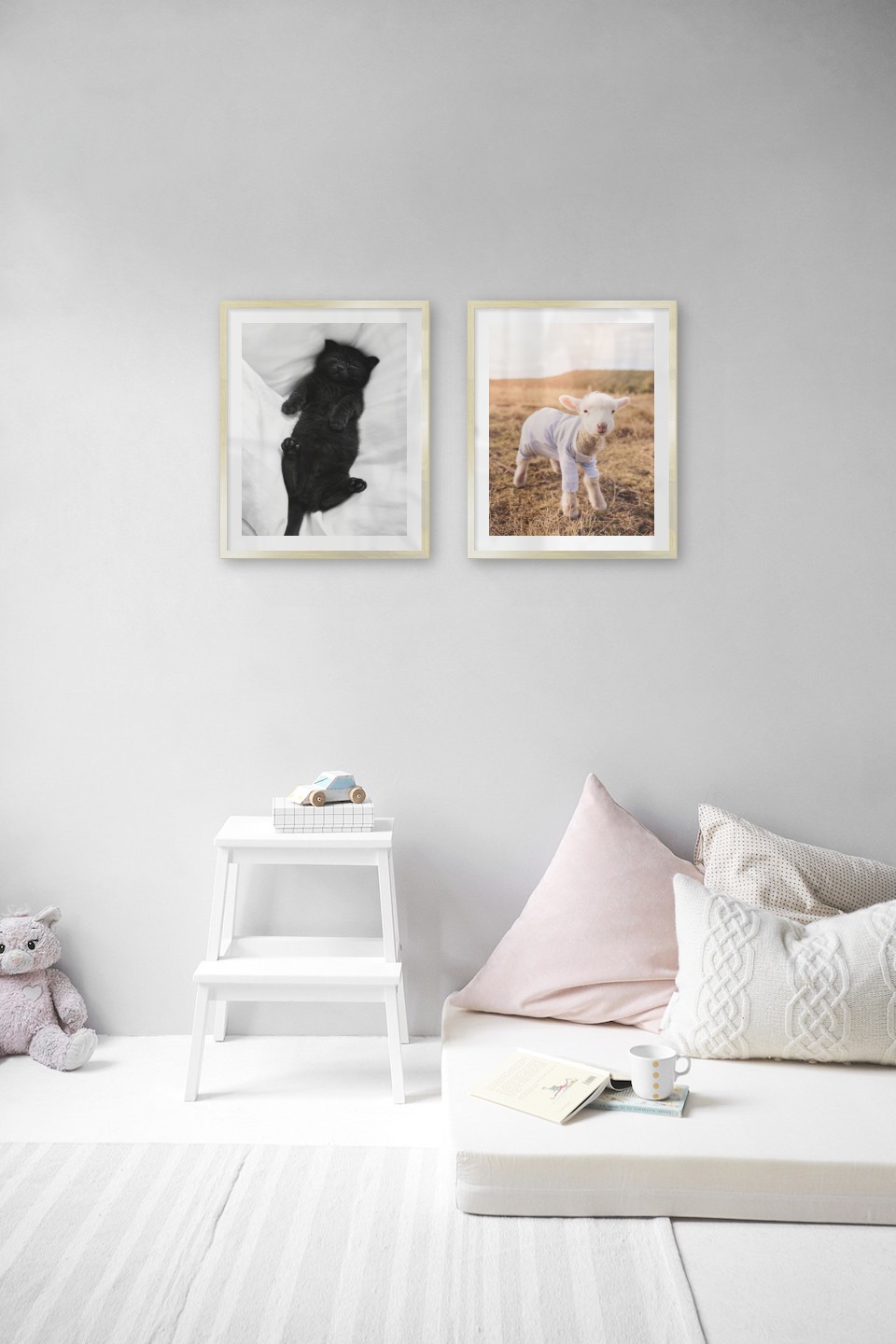 Gallery wall with picture frames in gold in sizes 40x50 with prints "Cat in bed" and "Lamb"