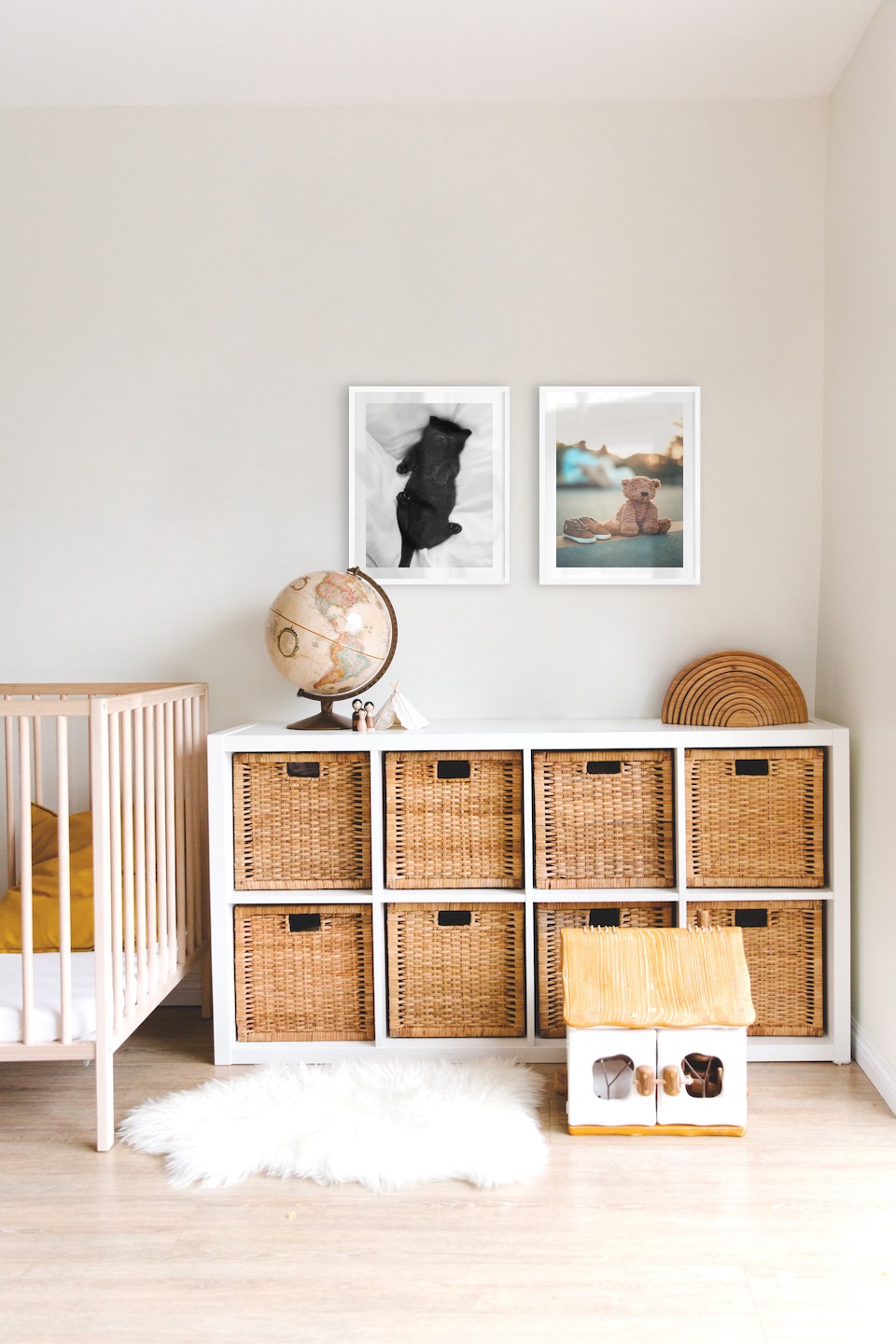 Gallery wall with picture frames in white in sizes 40x50 with prints "Cat in bed" and "Teddy bear on the street"