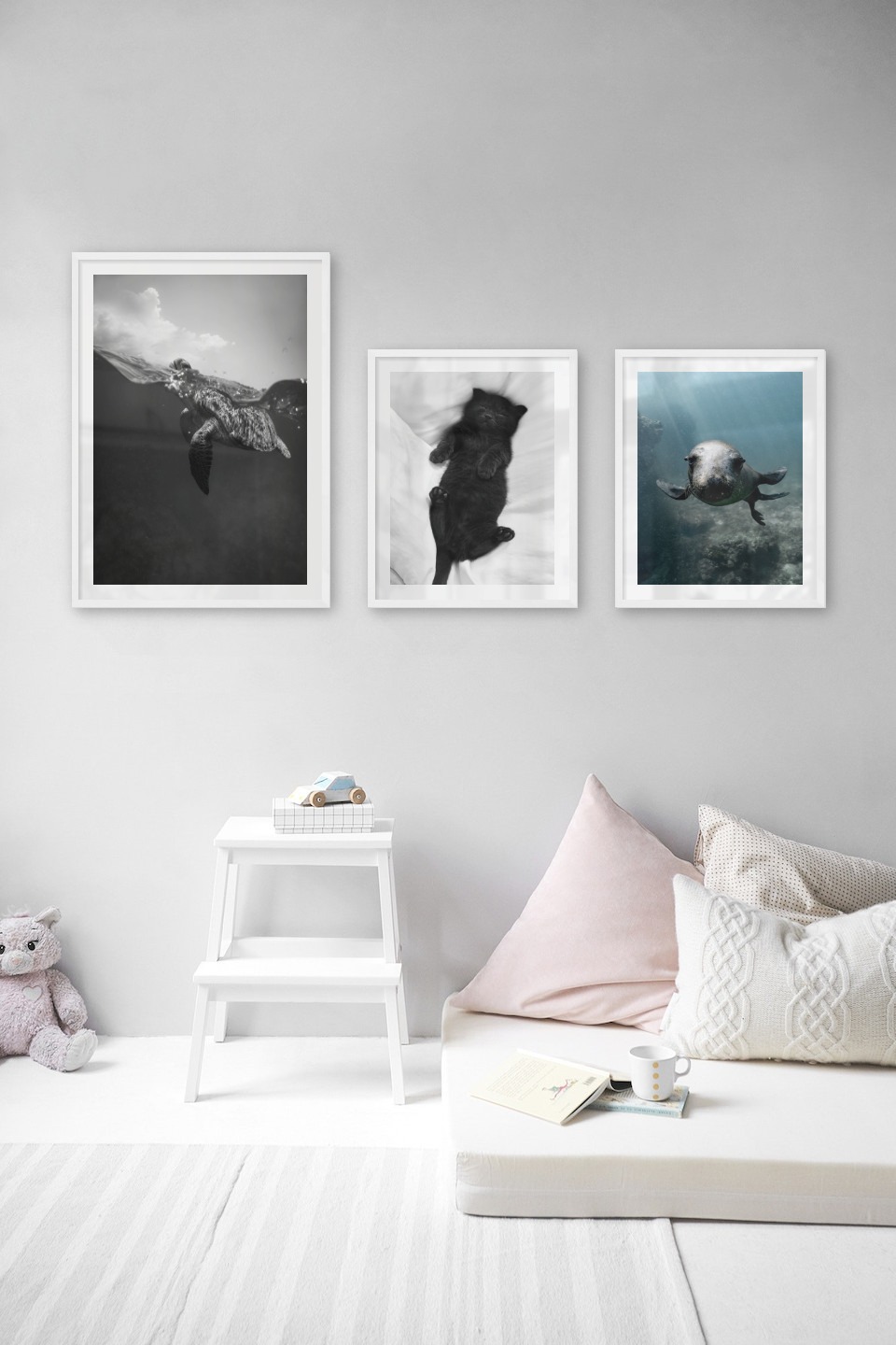 Gallery wall with picture frames in white in sizes 50x70 and 40x50 with prints "Turtle", "Cat in bed" and "Seal in the water"