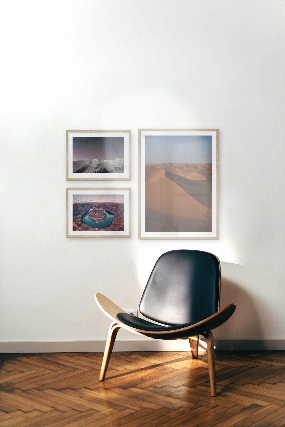 Gallery wall with picture frames in wood in sizes 30x40 and 50x70 with prints "Mountains with night sky", "Canyon" and "Desert"