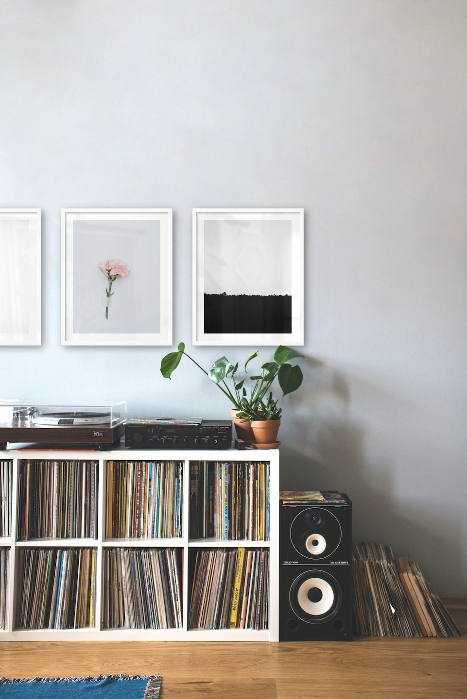 Gallery wall with picture frames in white in sizes 40x50 with prints "Foggy wooden tops from the side", "Pink flower" and "Sky above trees"