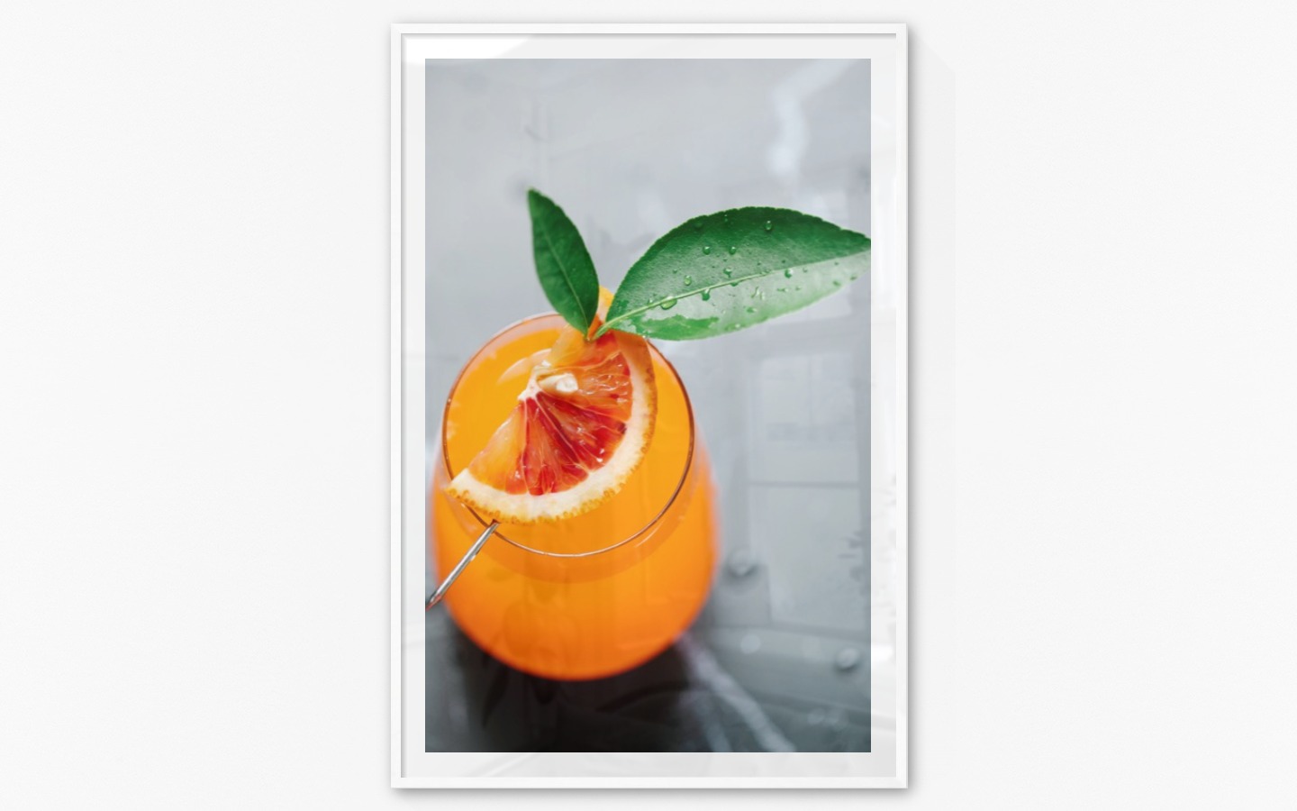 Gallery wall with picture frame in white in size 100x150 with print "Orange drink"