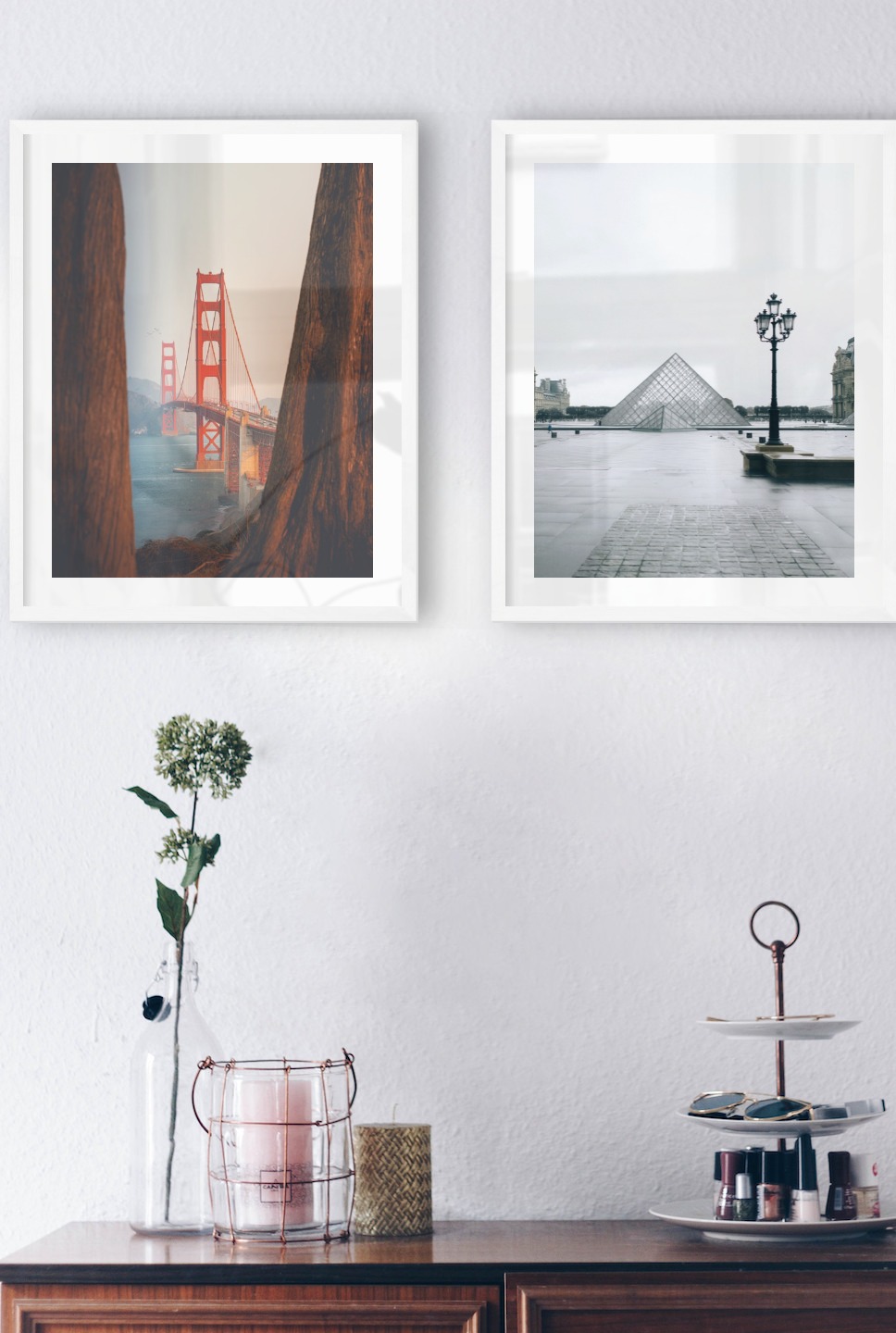 Gallery wall with picture frames in white in sizes 40x50 with prints "Golden Gate Bridge" and "Louvre in Paris"