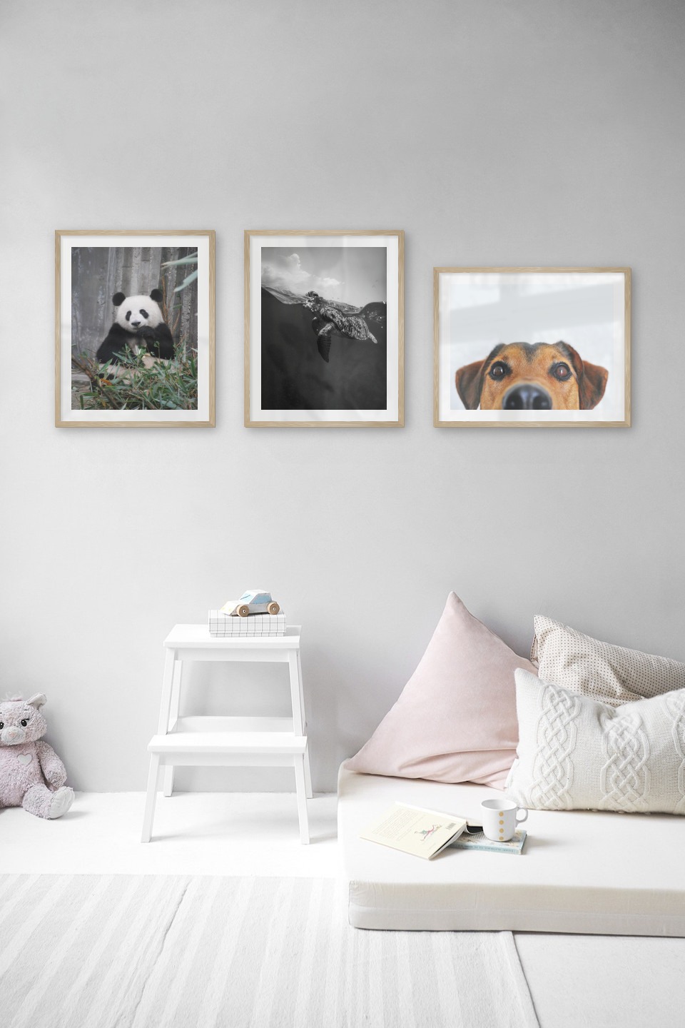 Gallery wall with picture frames in wood in sizes 40x50 with prints "Panda", "Turtle" and "Hundnos"