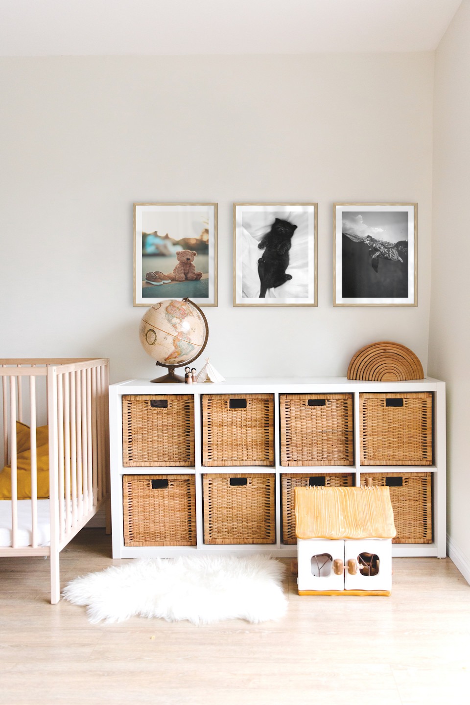Gallery wall with picture frames in wood in sizes 40x50 with prints "Teddy bear on the street", "Cat in bed" and "Turtle"