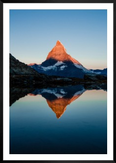 Gallery wall with picture frame in black in size 70x100 with print "Mountains in front of lake"