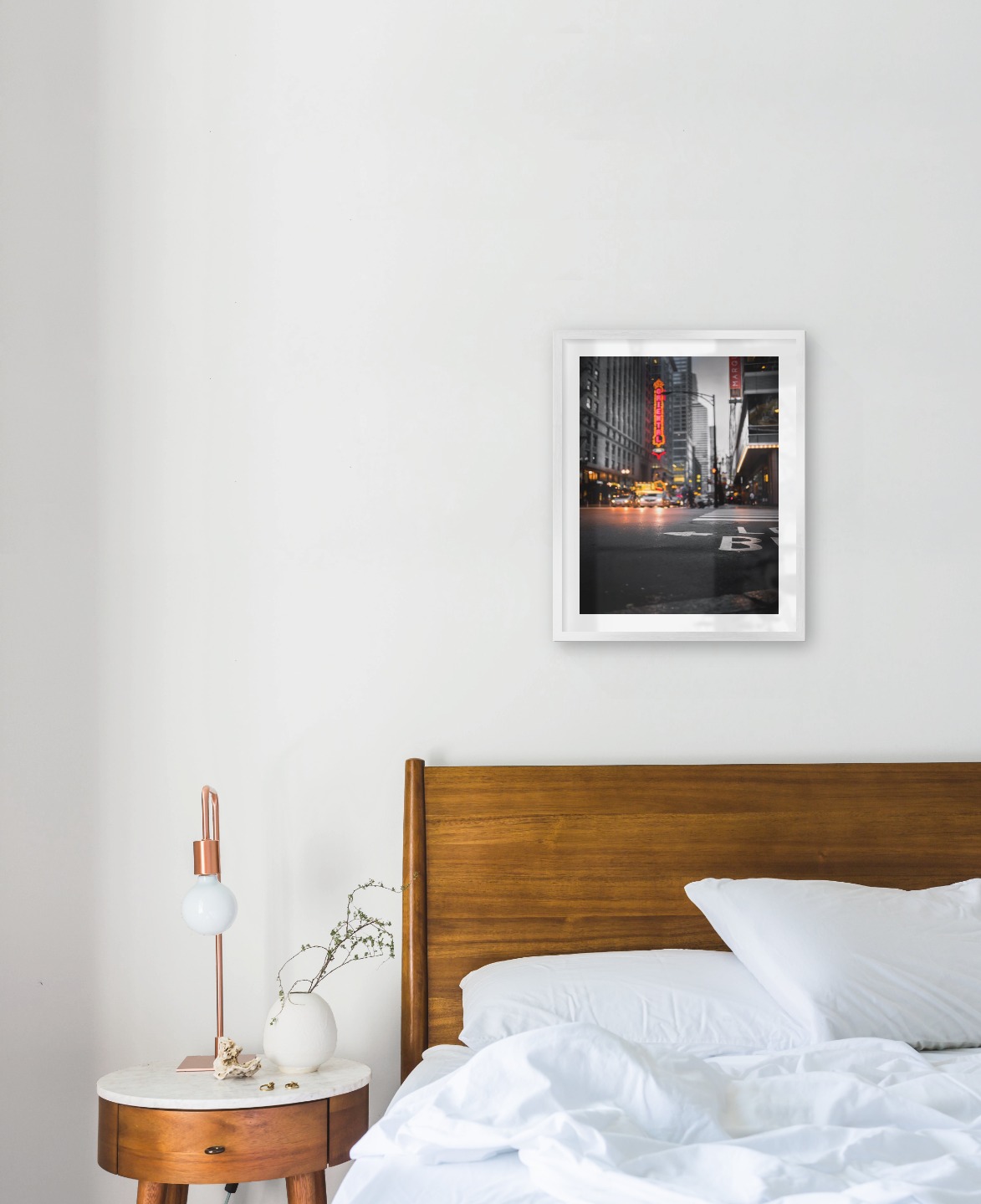 Gallery wall with picture frame in silver in size 40x50 with print "Busy city center"