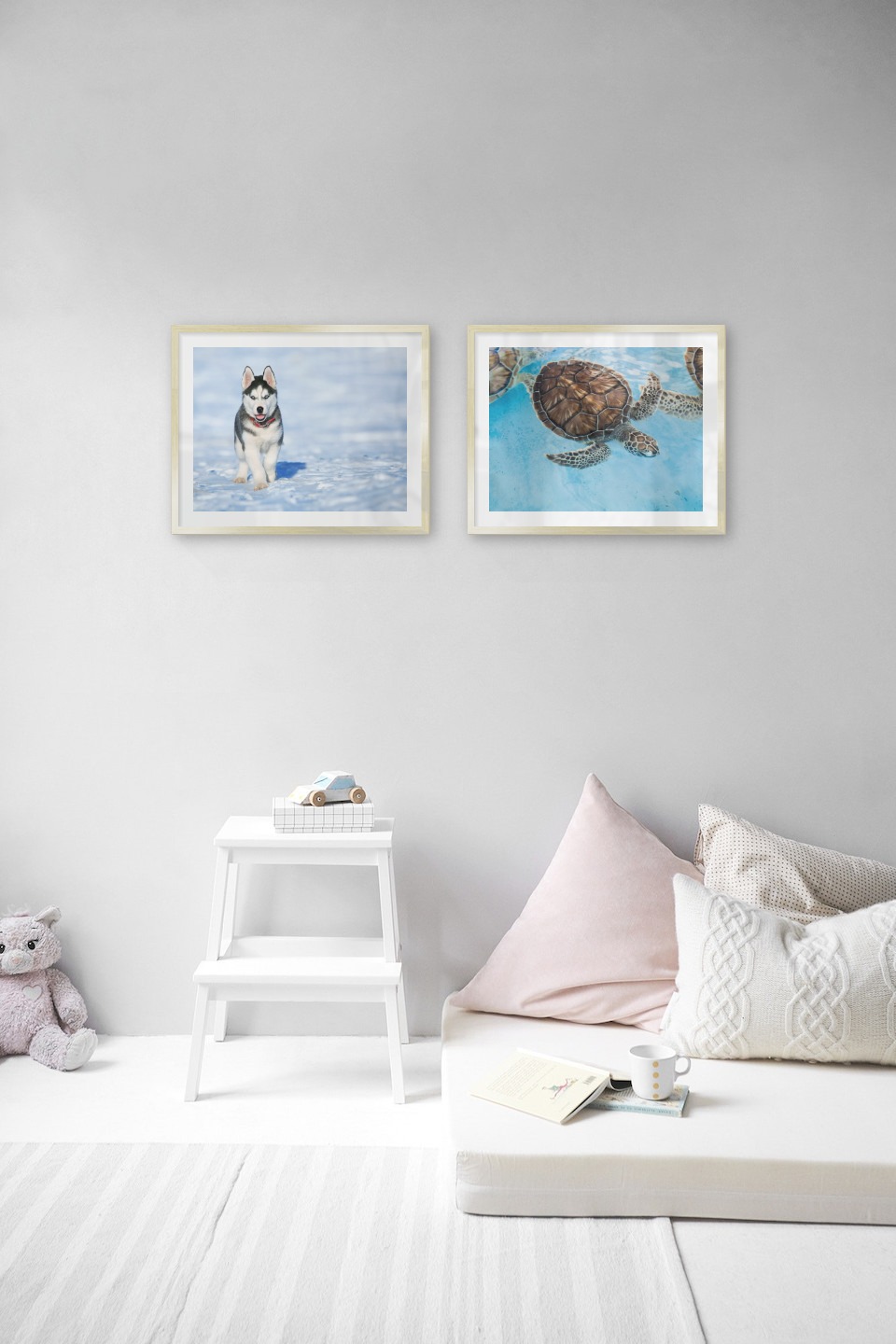 Gallery wall with picture frames in gold in sizes 40x50 with prints "Husky" and "Turtle in the water"