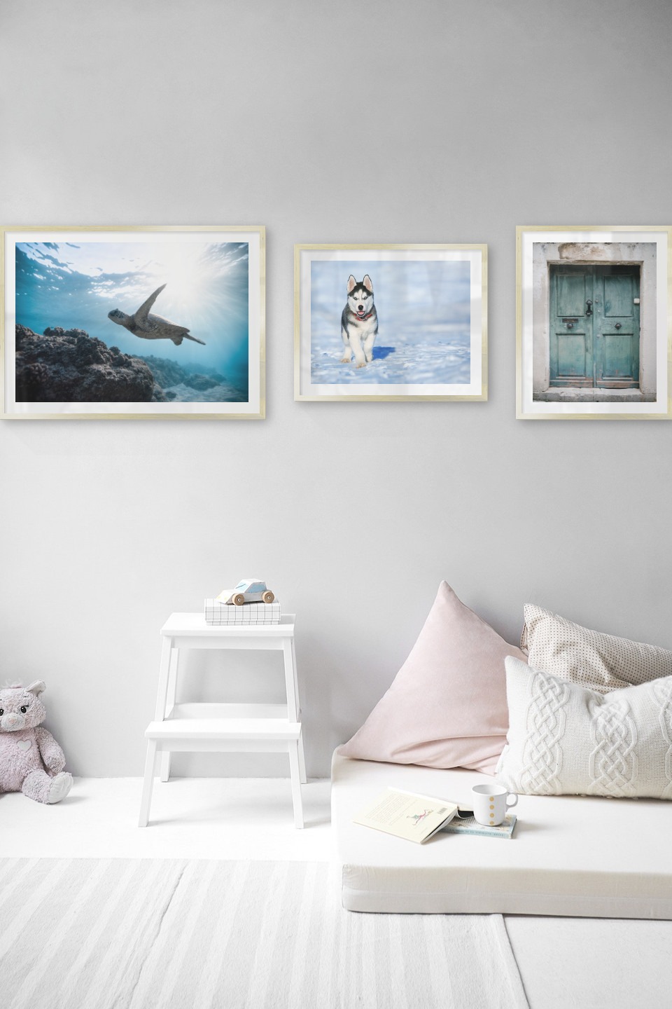 Gallery wall with picture frames in gold in sizes 50x70 and 40x50 with prints "Turtle in the water", "Husky" and "Door"