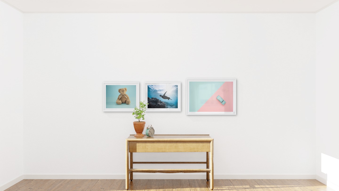 Gallery wall with picture frames in white in sizes 40x50 and 50x70 with prints "Teddy bear and blue", "Turtle in the water" and "Blue car and pink"