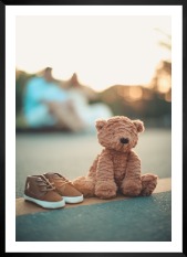 Gallery wall with picture frame in black in size 50x70 with print "Teddy bear on the street"
