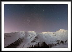 Gallery wall with picture frame in black in size 50x70 with print "Mountains with night sky"