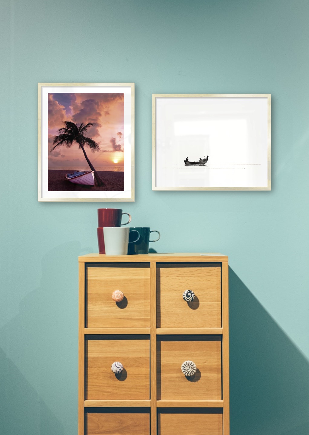 Gallery wall with picture frames in gold in sizes 40x50 with prints "Palm on the beach" and "People in boat"