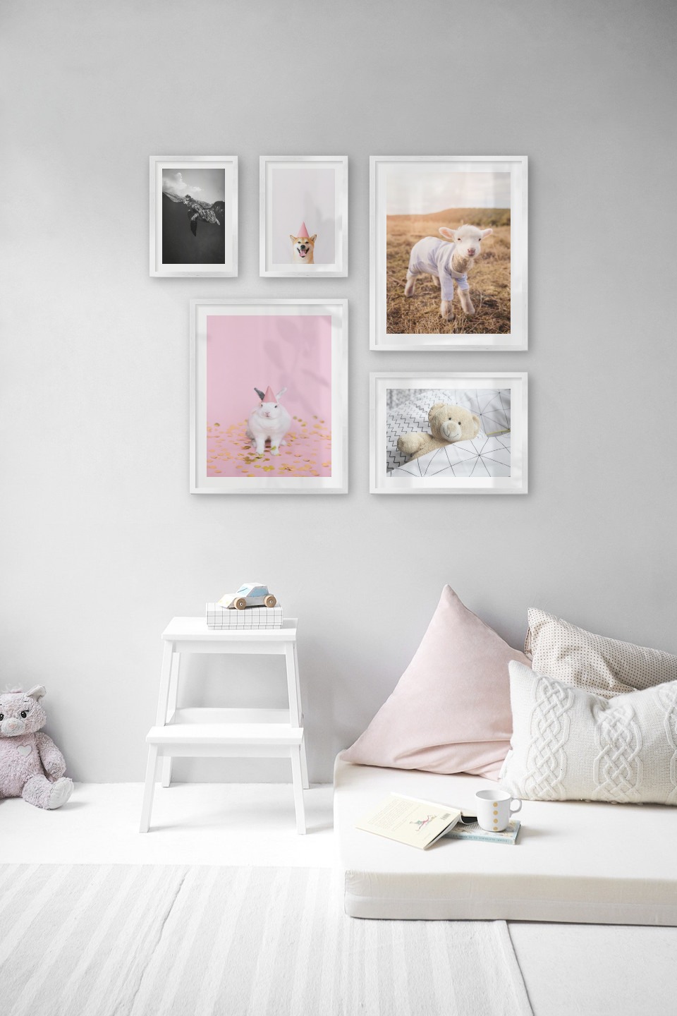 Gallery wall with picture frames in silver in sizes 21x30, 40x50 and 30x40 with prints "Dog with pink hat", "Turtle", "Rabbit with party hat", "Lamb" and "Teddy bear in bed"