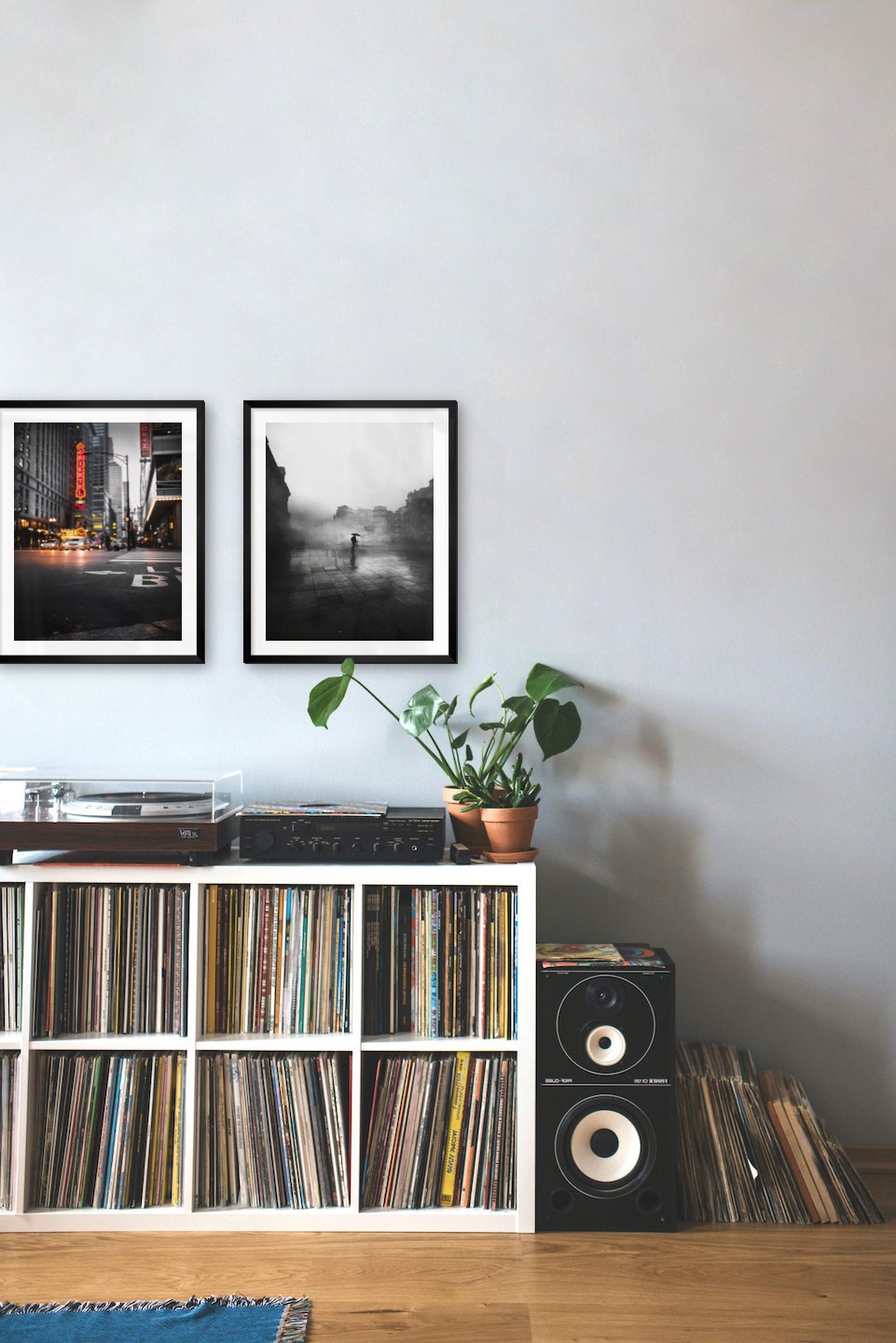 Gallery wall with picture frames in black in sizes 40x50 with prints "Busy city center" and "Rainy city"