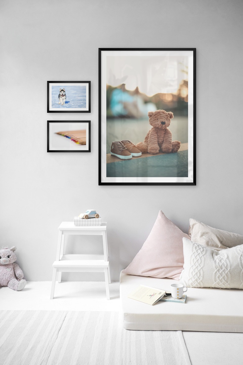Gallery wall with picture frames in black in sizes 21x30 and 70x100 with prints "Husky", "Pencils in different colors" and "Teddy bear on the street"