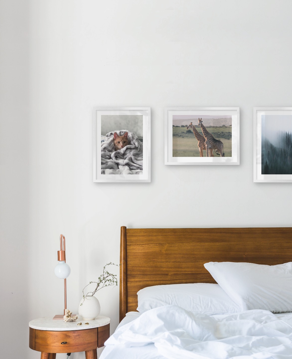 Gallery wall with picture frames in silver in sizes 30x40 with prints "Cat in felt", "Two giraffes" and "Foggy forest"