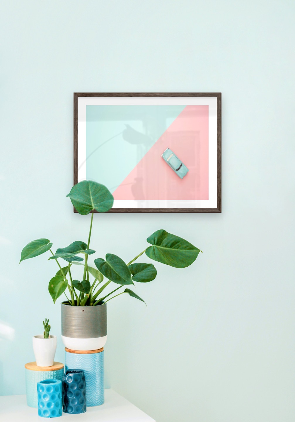 Gallery wall with picture frame in dark wood in size 40x50 with print "Blue car and pink"