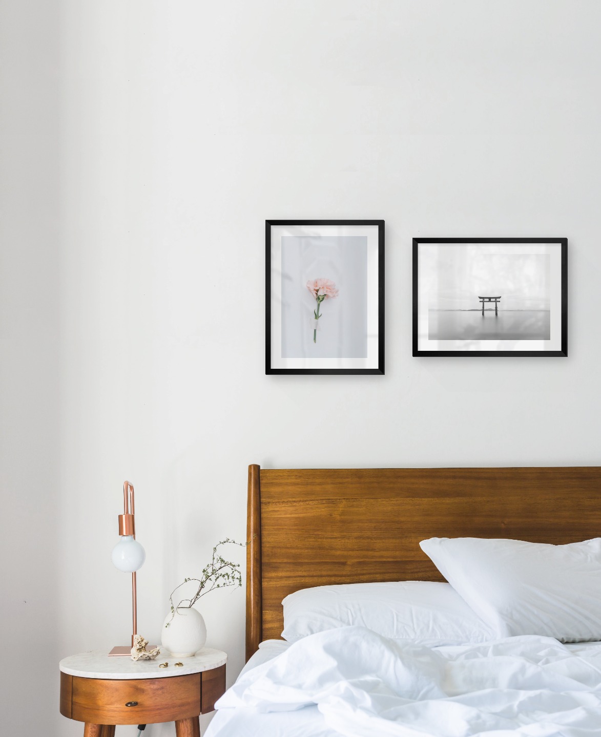 Gallery wall with picture frames in black in sizes 30x40 with prints "Pink flower" and "Pillars in the water"