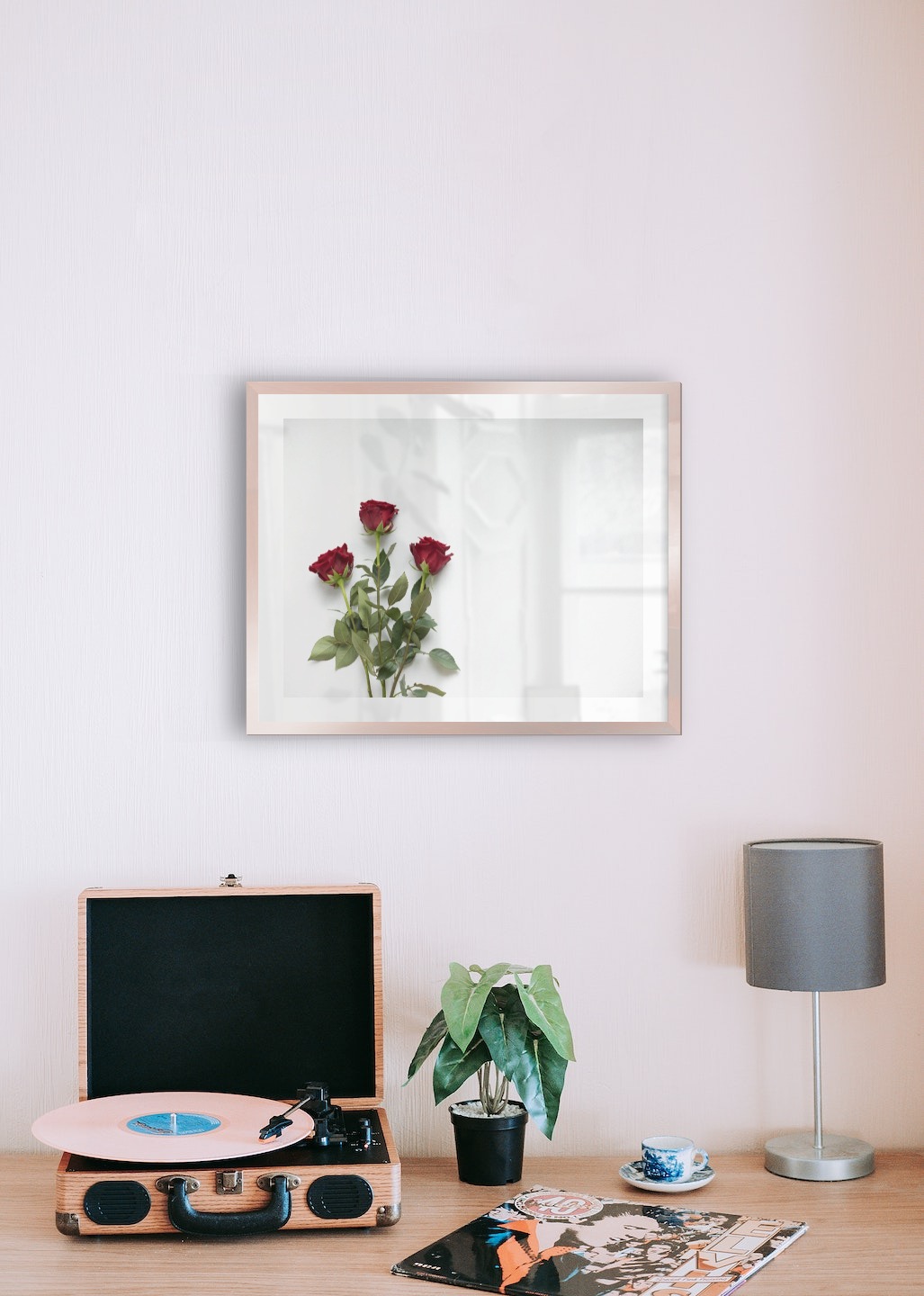 Gallery wall with picture frame in copper in size 40x50 with print "Red roses"