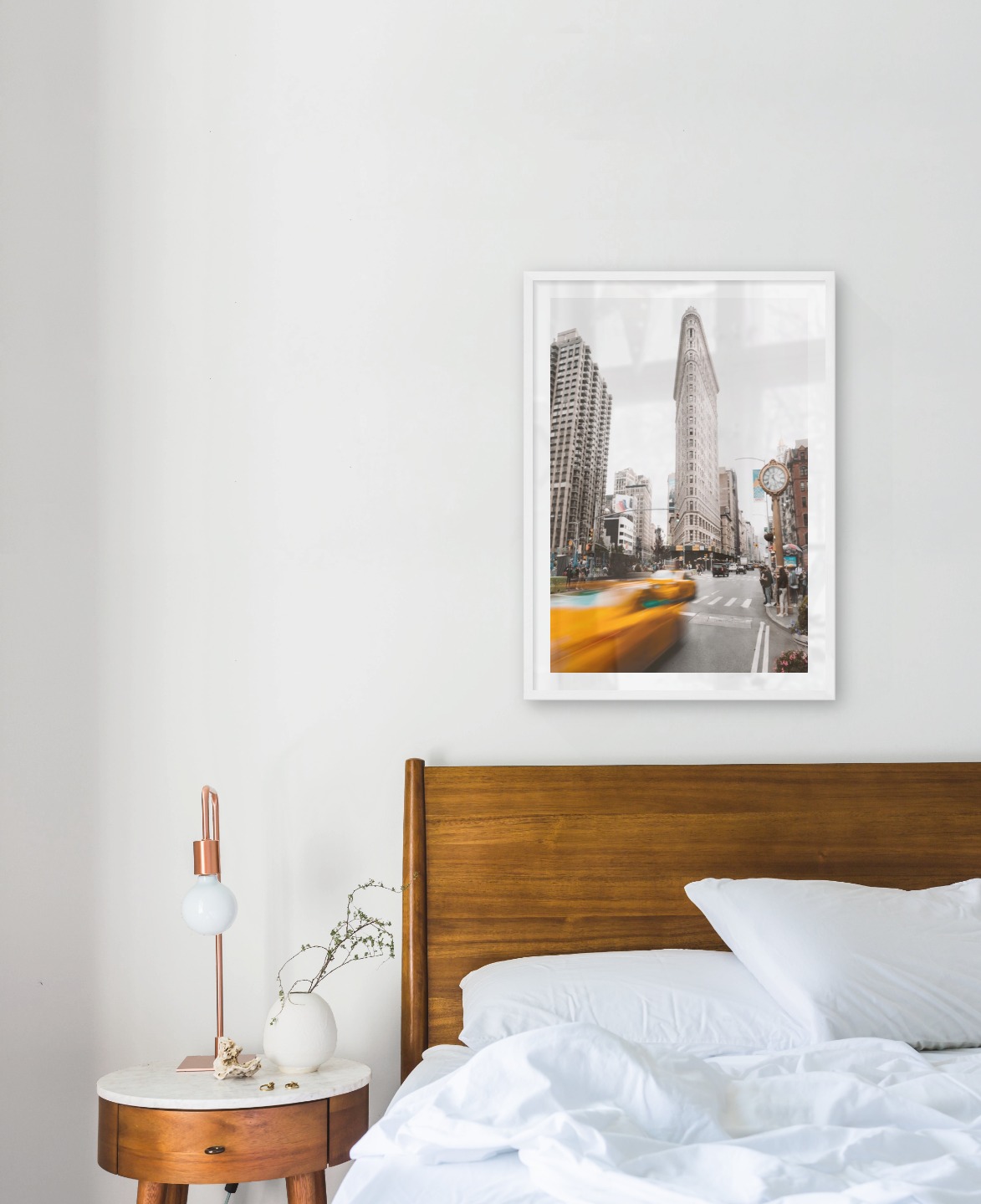 Gallery wall with picture frame in white in size 50x70 with print "Yellow taxis in town"