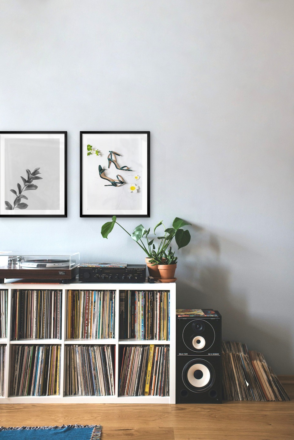Gallery wall with picture frames in black in sizes 40x50 with prints "Twig" and "Heels"
