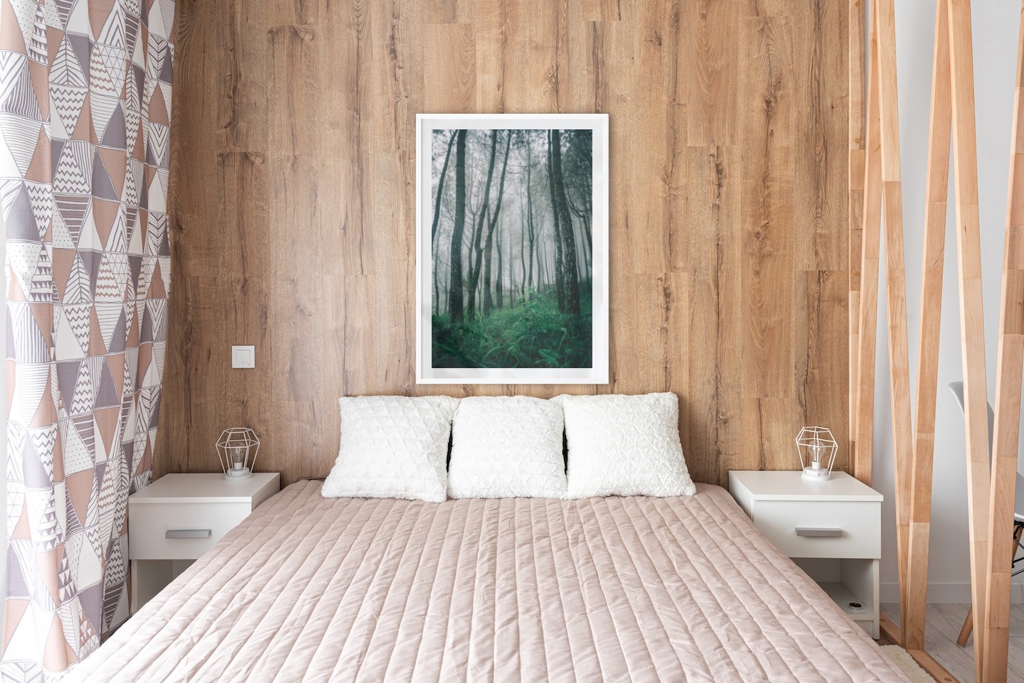 Gallery wall with picture frame in white in size 70x100 with print "Tall trees"