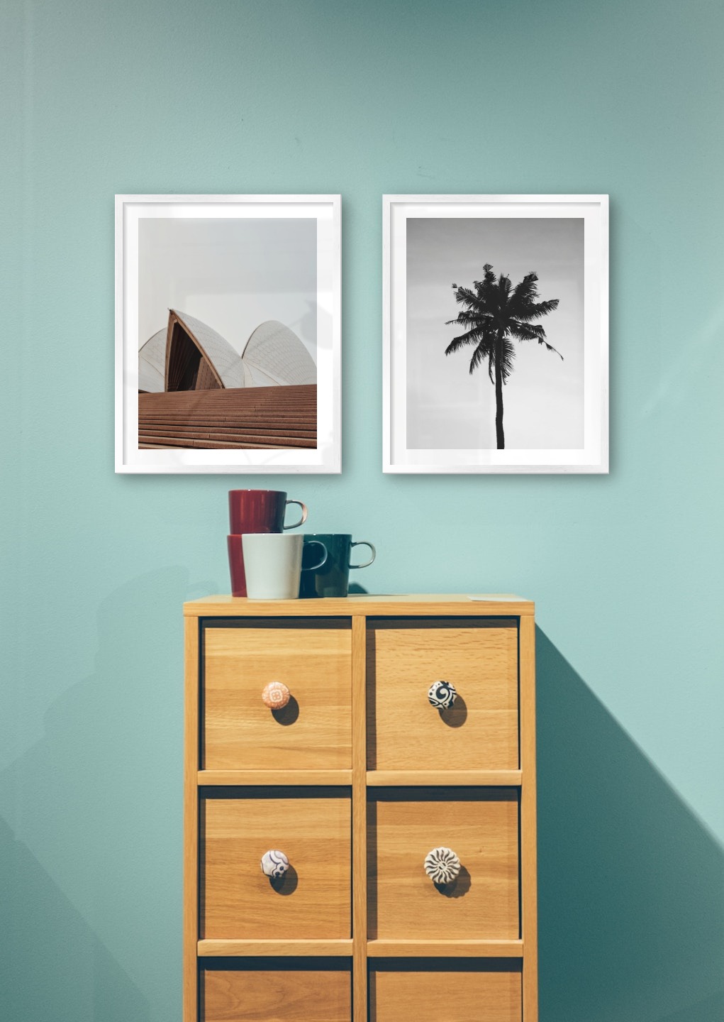 Gallery wall with picture frames in silver in sizes 40x50 with prints "Sydney Opera House" and "Palm"