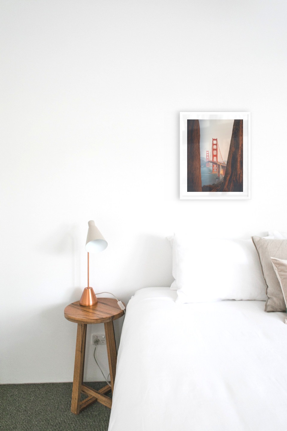 Gallery wall with picture frame in white in size 40x50 with print "Golden Gate Bridge"