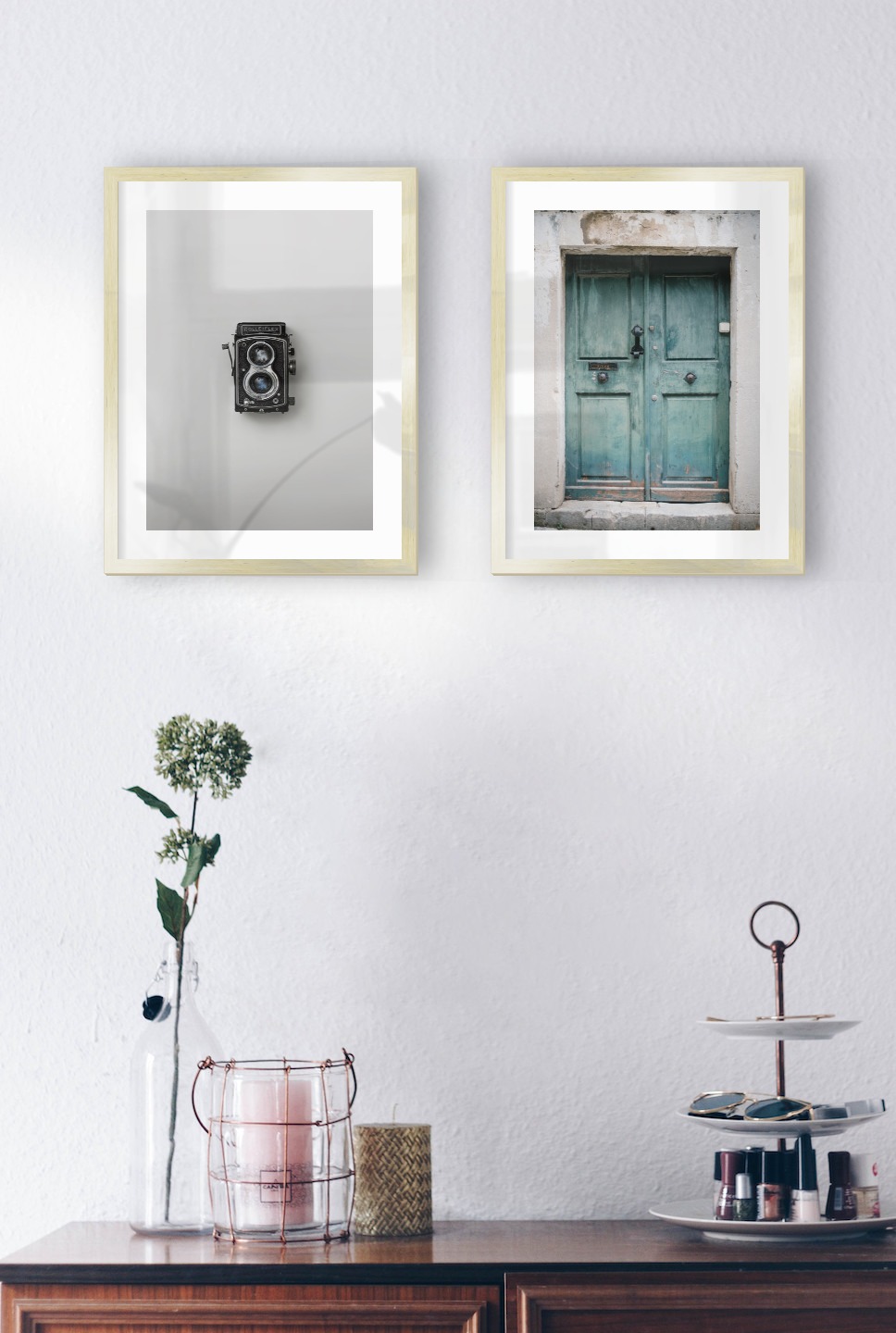 Gallery wall with picture frames in gold in sizes 30x40 with prints "Camera" and "Door"