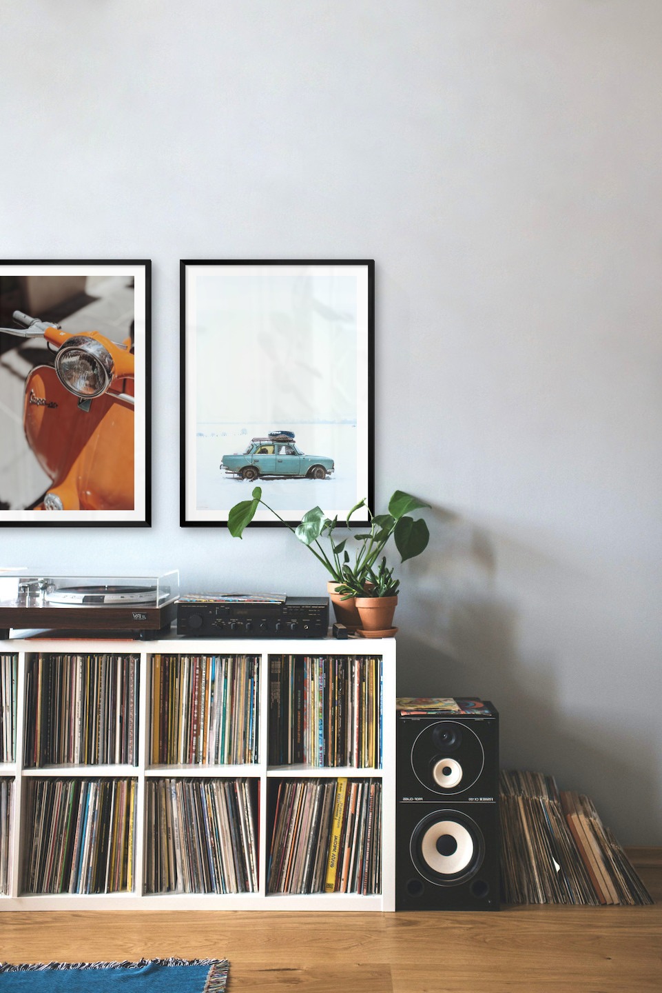 Gallery wall with picture frames in black in sizes 50x70 with prints "Orange vespa" and "Car in snow"