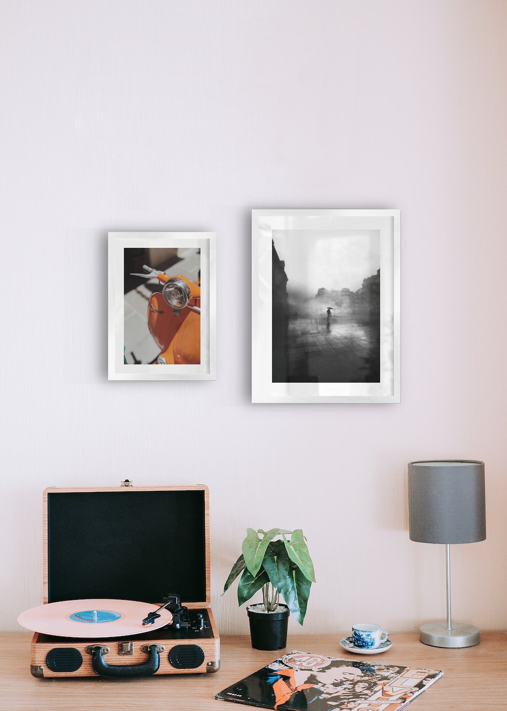 Gallery wall with picture frames in silver in sizes 21x30 and 30x40 with prints "Orange vespa" and "Rainy city"
