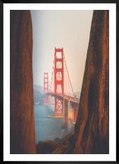 Gallery wall with picture frame in black in size 50x70 with print "Golden Gate Bridge"